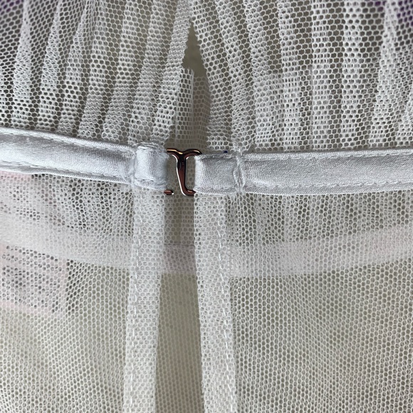 Med Victoria’s Secret White/Cream Tulle Pleated Rhinestone Neck Sheer Top - Picture 5 of 7